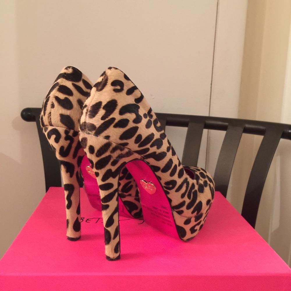 Betsey Johnson Platform Pu…